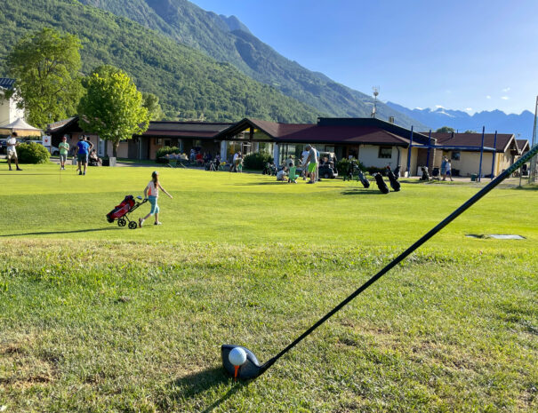 Golf Club Aosta Brissogne - Immagine dal campo - Segreteria e pitching green